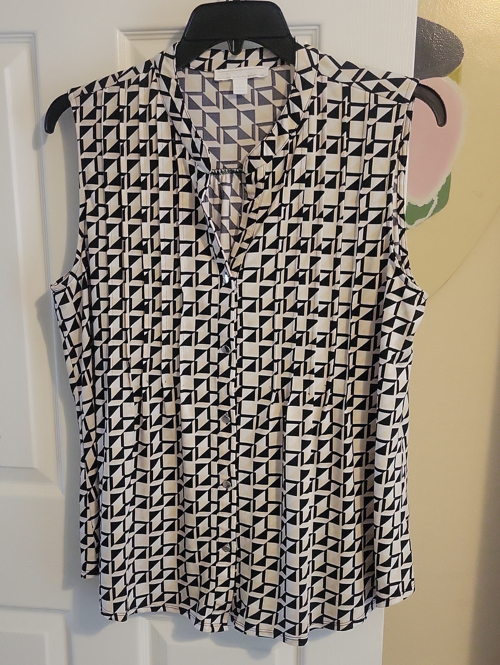Juniper&Lime SzXL Women’s Black, Creme Geometric Sleeveless Vneck pleated blouse
